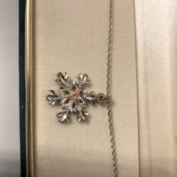 Landstrom’s Black Hills Gold Sterling Silver Snowflake Pendant on Chain - Picture 1 of 4